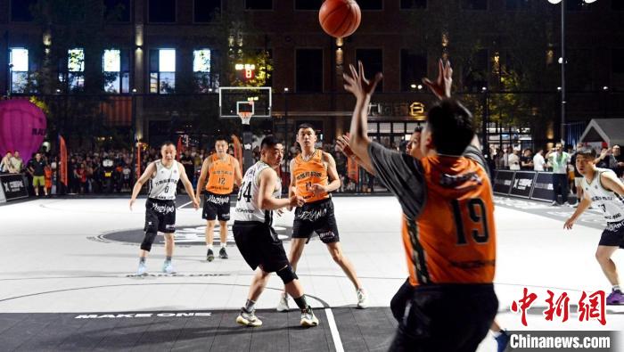 来做街坊邻居炫球技 沈阳首届“街BA”社区篮球