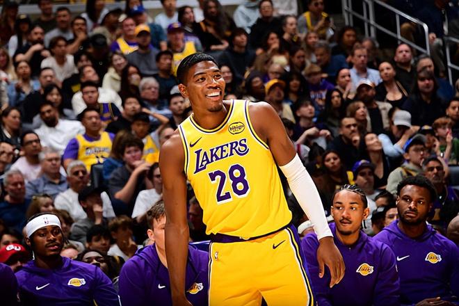 湖人8连胜击败热火 八村塁替补7分助胜