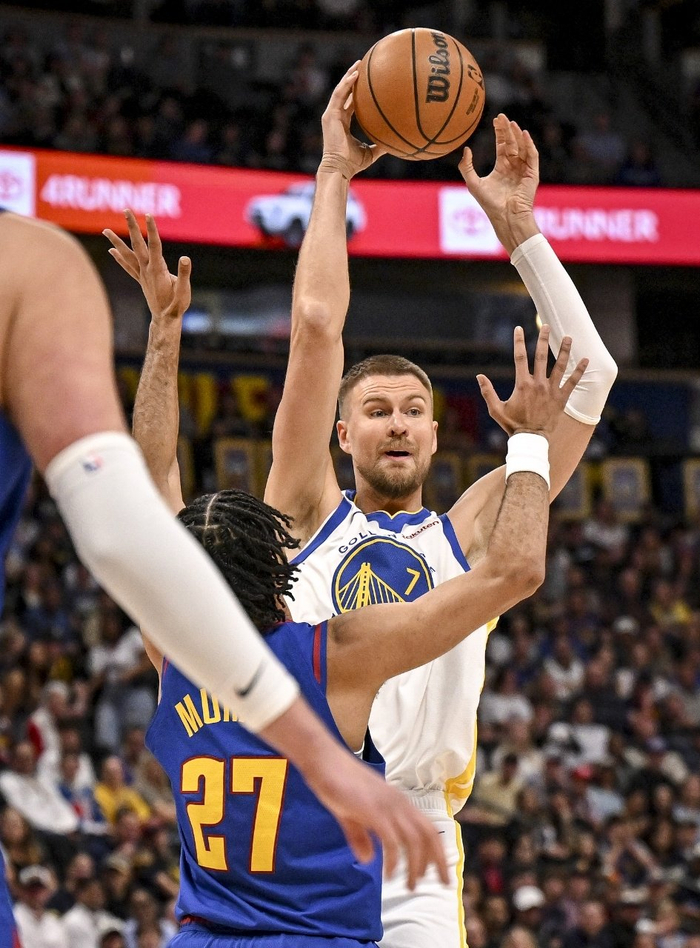 约基奇提前退场掘金逆转勇士波尔津吉斯达成三