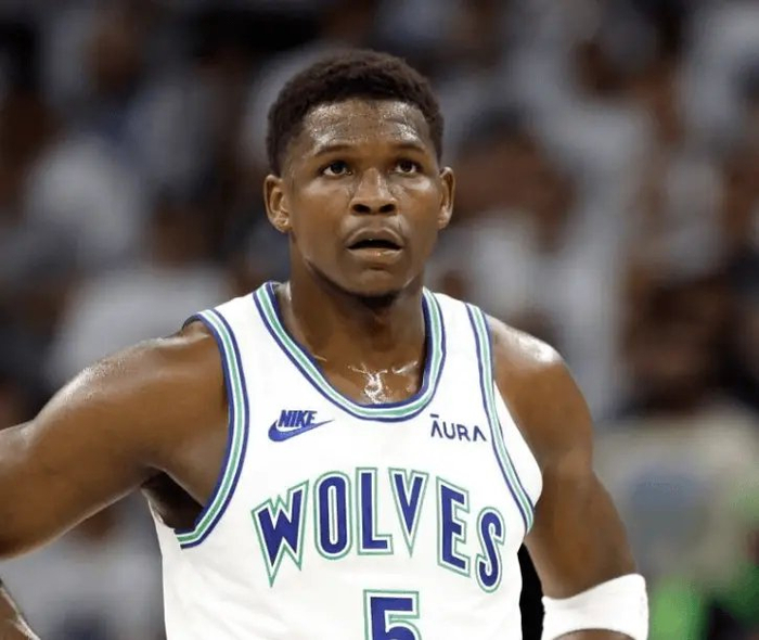 爱德华兹膝盖伤情与库里相似面临复出不确定性