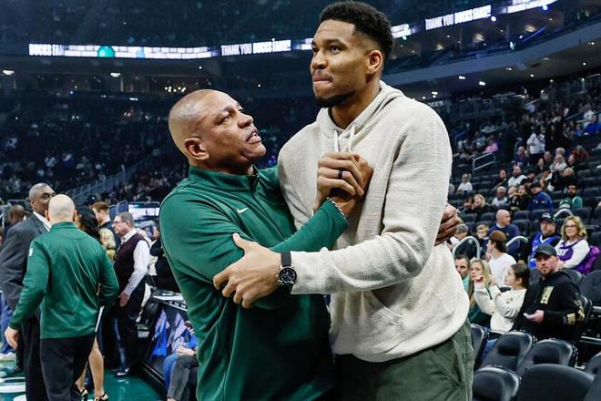 雄鹿解雇Doc Rivers 字母哥伤病成交易关键